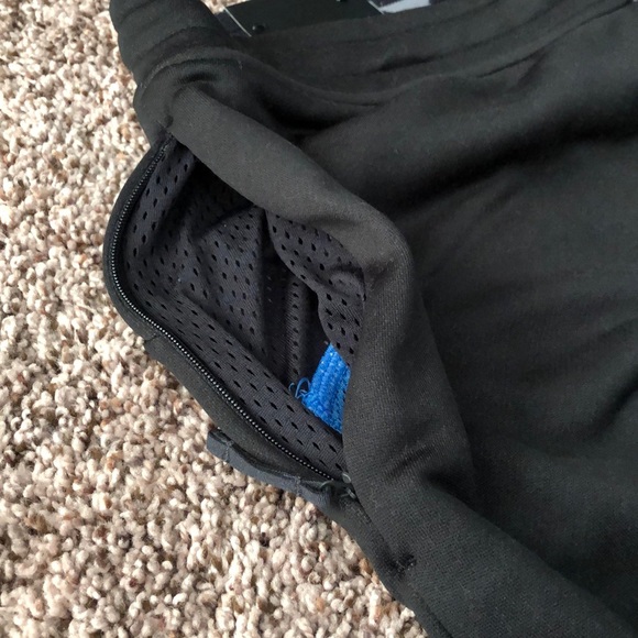 Under Armour 3/4 length Shorts | LG | New w Tag - Picture 6 of 8